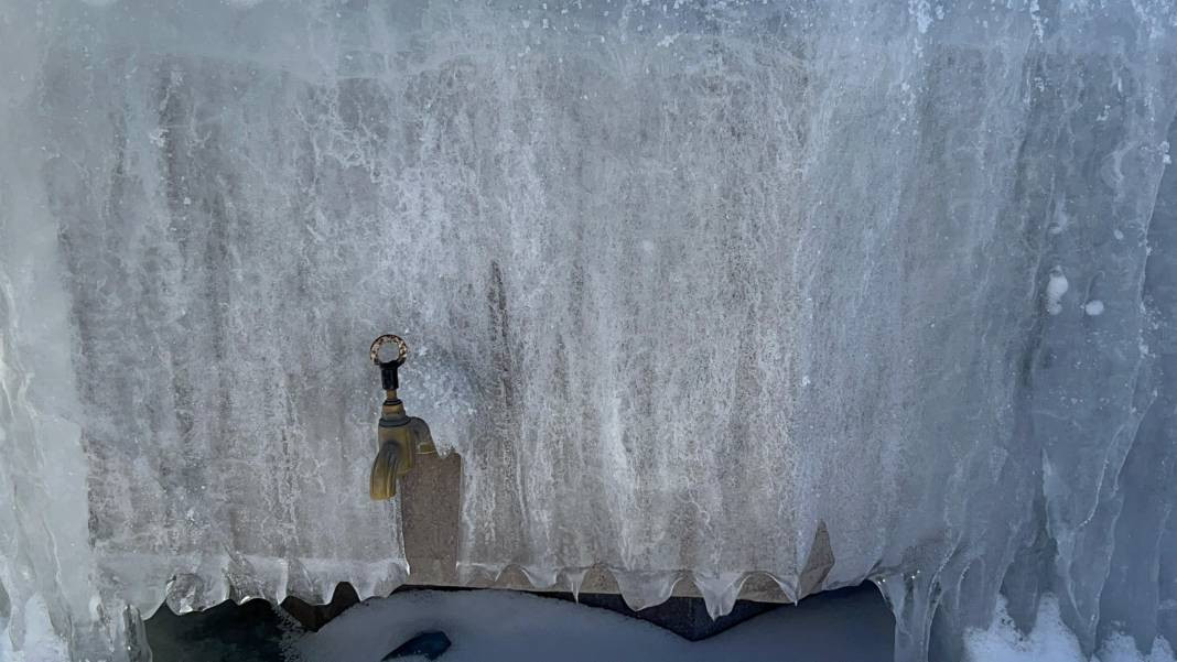 Burası Sibirya değil Erzurum! Eksi 25’i gördü, şadırvanlar buzdan şelaleye döndü - Resim: 2